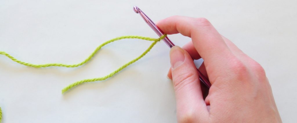 CROCHET FOR BEGINNERS LESSON 2  HOW TO CROCHET A CHAIN 